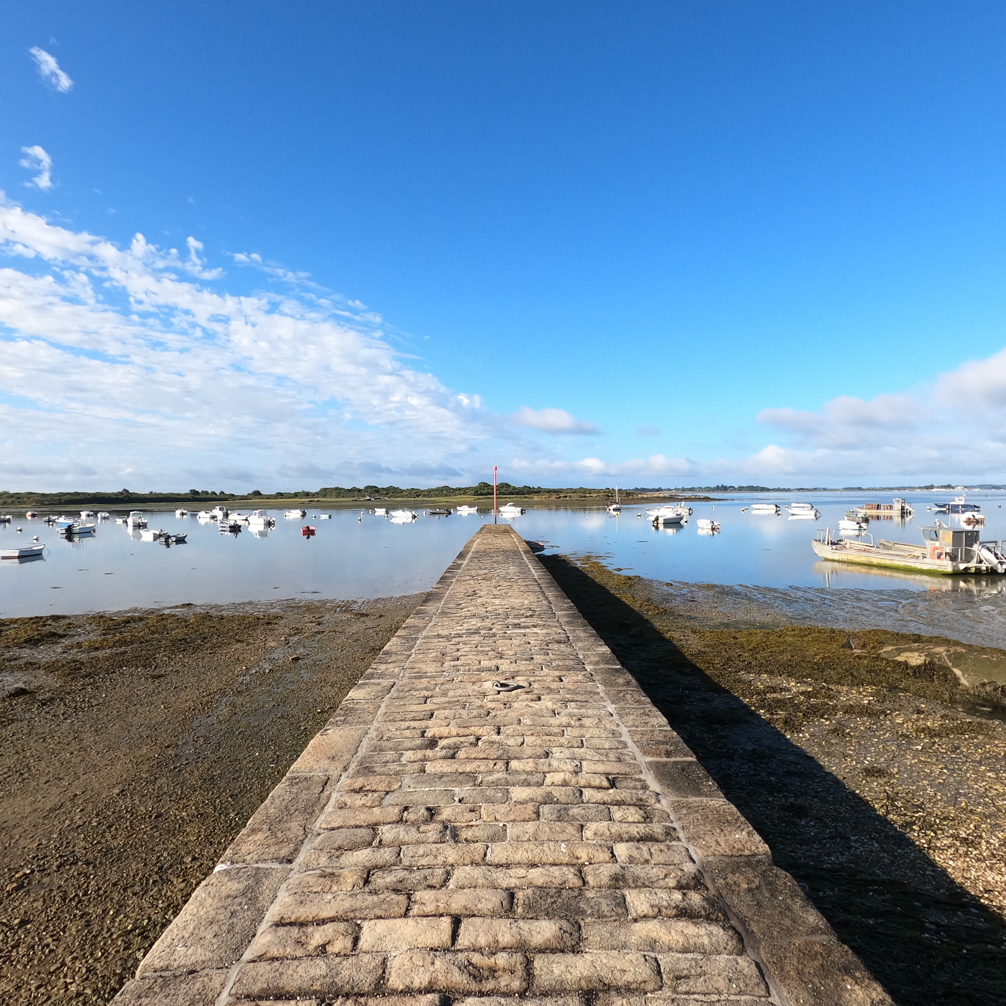 Nous poursuivons sur le sentier côtier et passons la cale Badel en face de l&amp;#039;île Boëd.