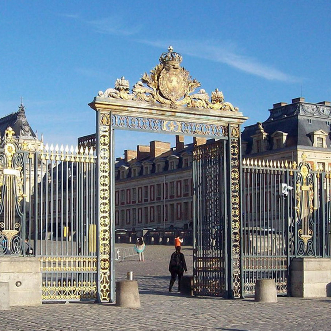 Départ devant la grille du célèbre château. Impossible de louper l&amp;#039;endroit du départ ! C&amp;#039;est superbe et chargé d&amp;#039;histoire. Quand on a le château en face de soi, il faut descendre sur la gauche en direction de la piece d&amp;#039;eau des suisses.
