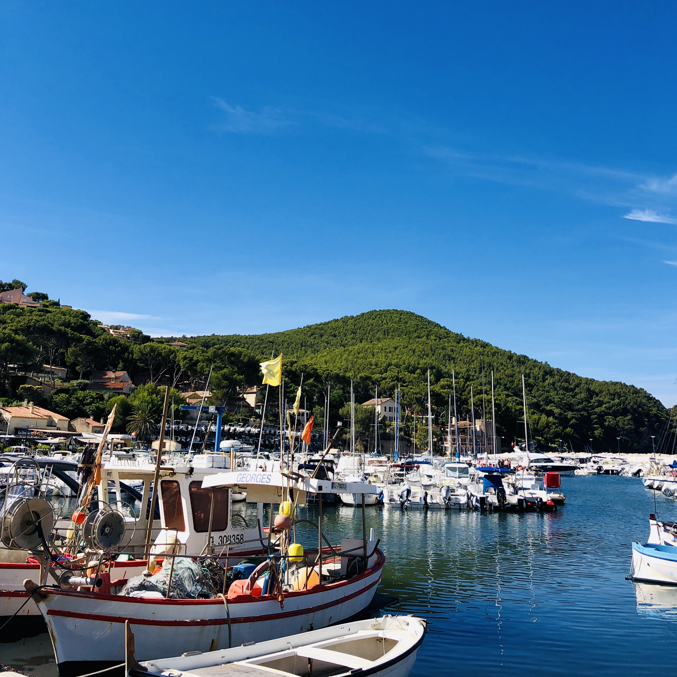 Départ sur le port de la Madrague en direction du sentier du littoral. Après avoir traversée le port et la plage de galets, il faut suivre les marques jaunes pour accéder au sentier du littoral.