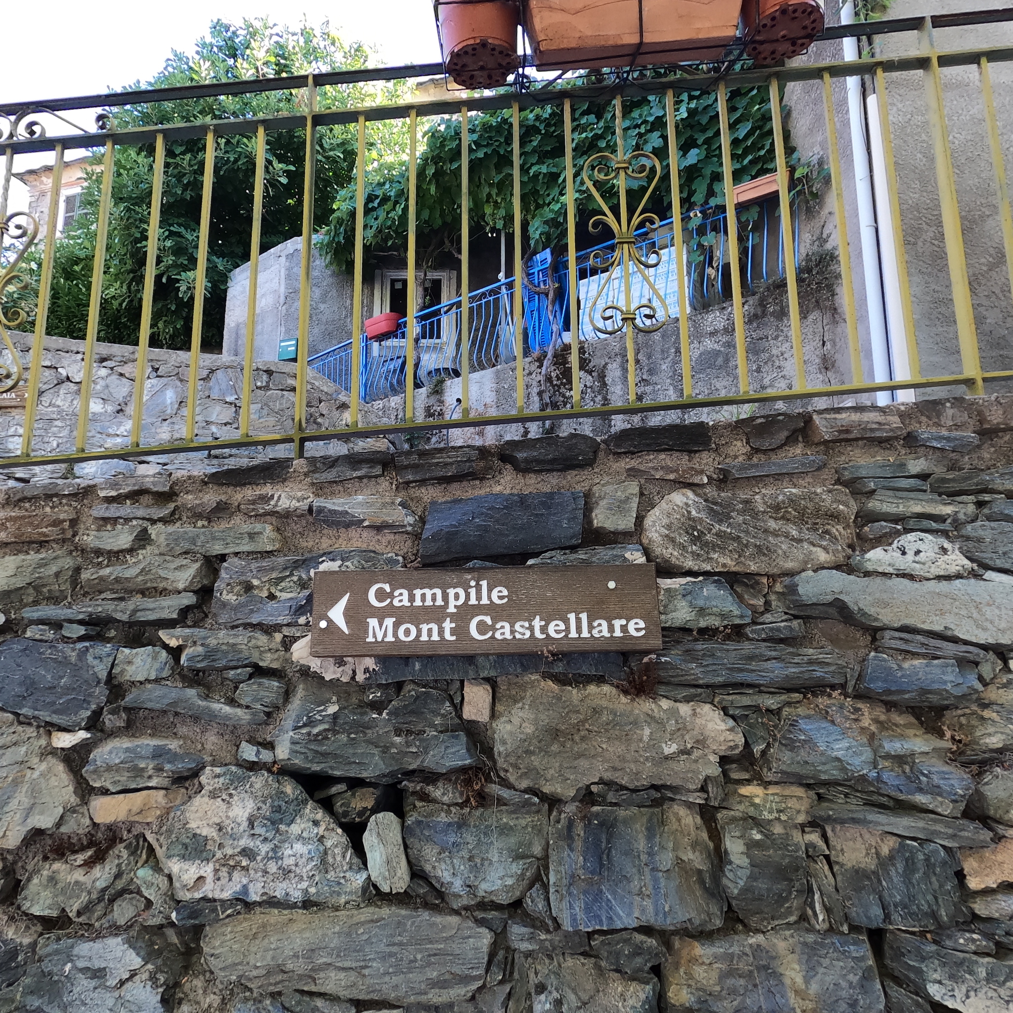 Le départ s&amp;#039;effectue depuis la place du village de Bisinchi. Nous prennons la direction du Monte Castellare et longeons la ruelle à gauche qui remonte dans le village. Nous arrivons au Cimetière de San Michèle et continuons à droite (balisage orange). Puis nous montons jusqu&amp;#039;à rejoindre le balisage jaune, direction Monte Castellare.