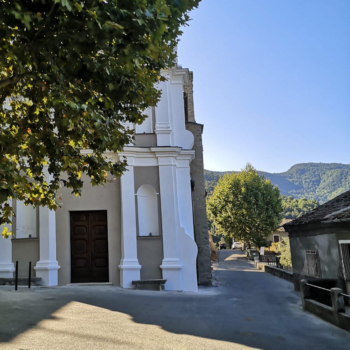 Retour au village par la place de l&amp;#039;église pour boire une Pietra bien fraîche. 