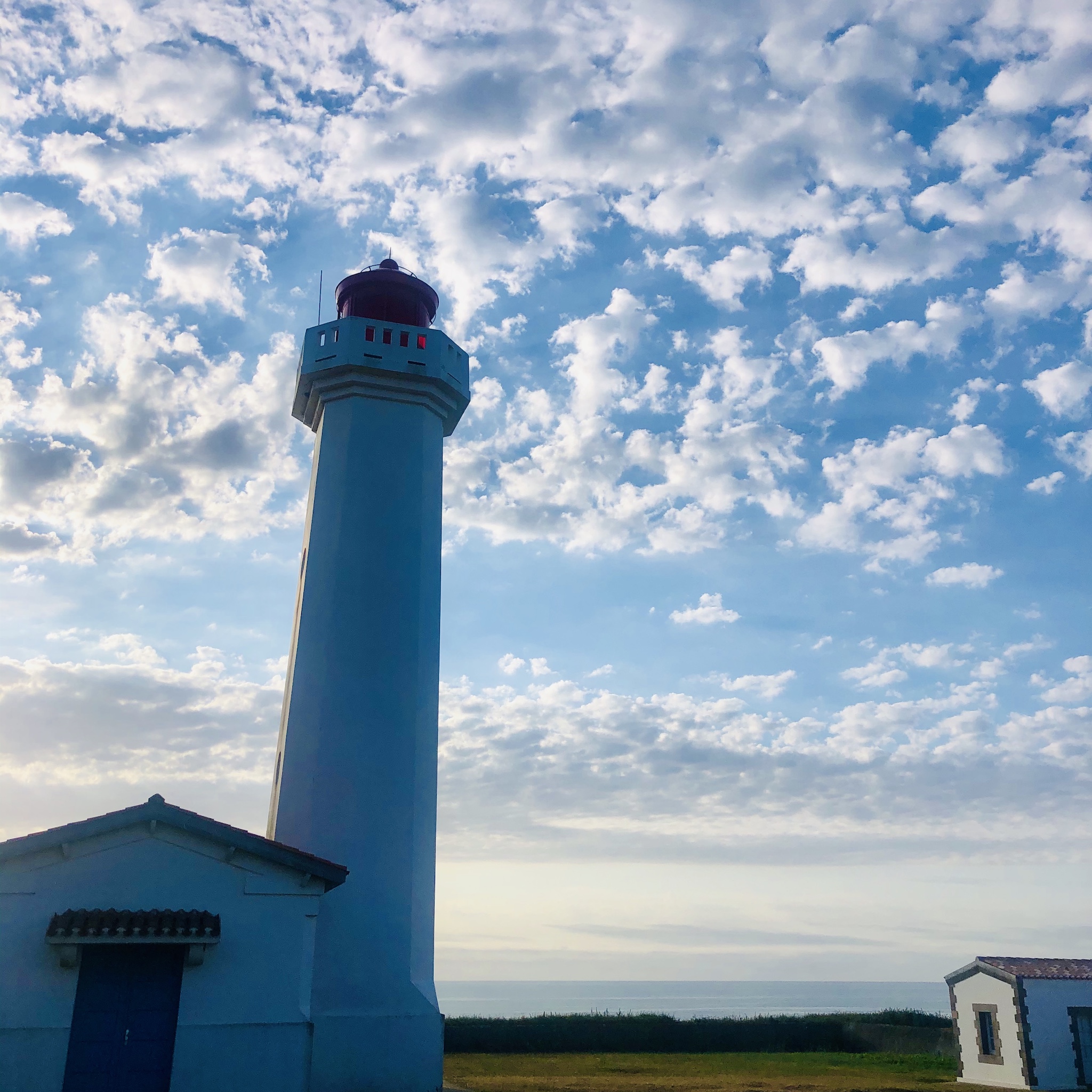 Route vers le sud de l&amp;#039;Ile et la pointe des Corbeaux. Quelques traversées de plages où on perd forcément un peu d&amp;#039;énergie et des petites
 portions techniques qui changent des sentiers bien propres du début de parcours.