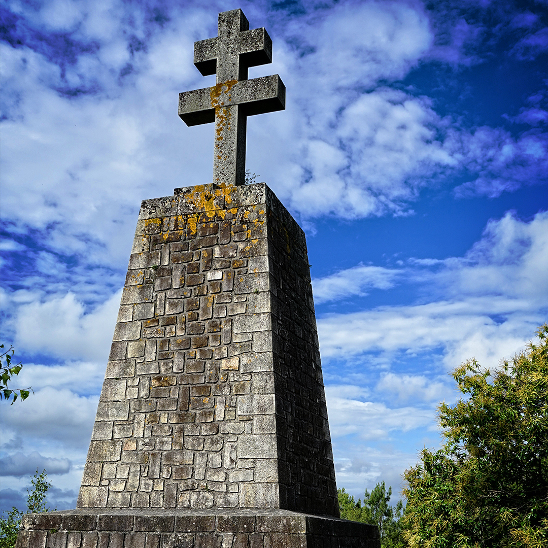 Monument de la résistance - Après une belle asencsion, on arrive à la fameuse croix St Jérome qui sonne la fin du warm up et première pause hydratation. Coup d&amp;#039;œil rapide sur la montre, déjà 30min pour seulement 4,5kms. On redescend rapidement sur un chemin très pentu, obligé de mettre les mains.