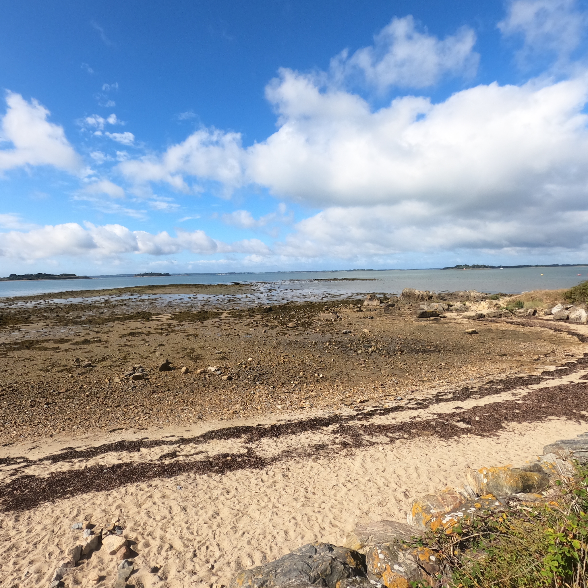 Nous arrivons à la pointe du Bill, l&amp;#039;extrémité Est de la presqu&amp;#039;île de Séné. Quelques passages sur les plages pour travailler notre proprioception et pourquoi pas improviser une petite cryothérapie.  